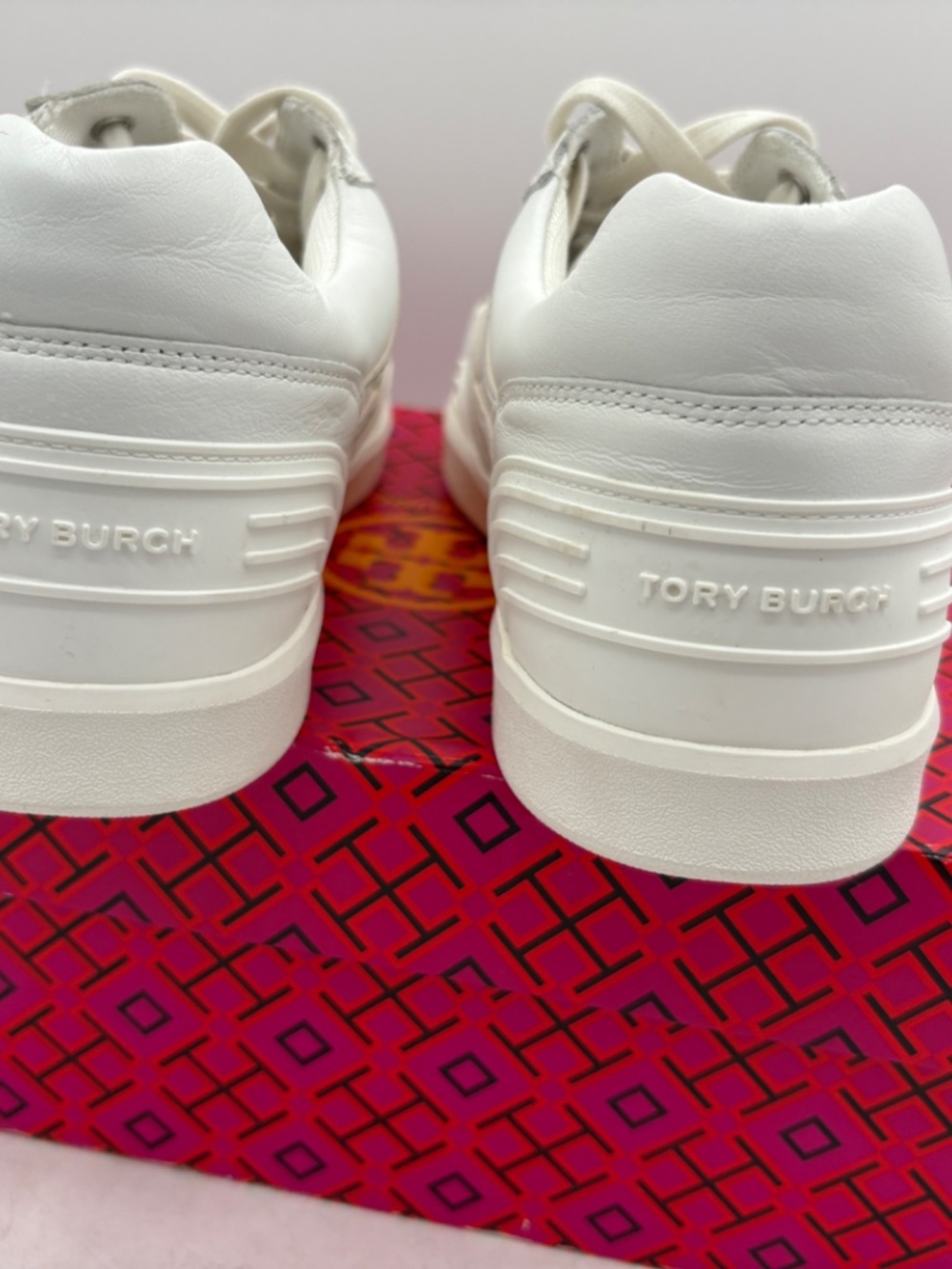 TORY BURCH SNEAKER CLOVER COURT LEATHER TITANIUM WHITE LOGO SZ US 9.5 NIB - Picture 8 of 14